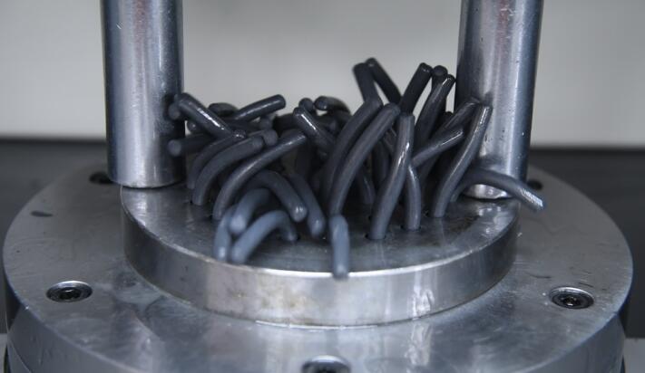 1個(gè)模具9個(gè)孔，<a href='http://www.yzsqyb.com' target='_blank'><u>流體拋光機(jī)</u></a>5分鐘夠猛！